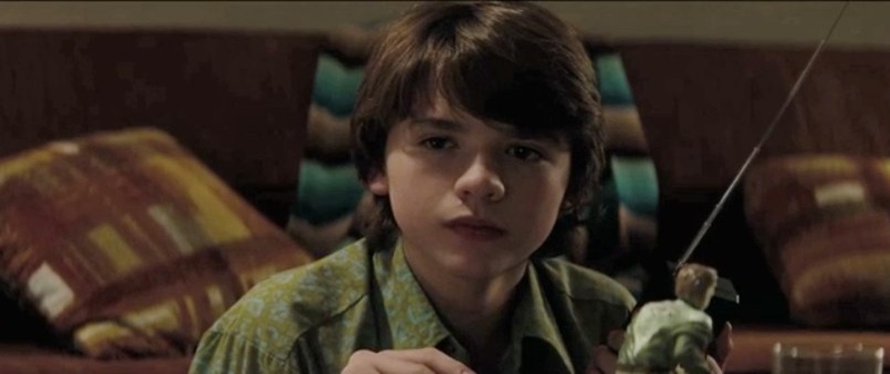 Illustration for article titled 61 Super 8 screengrabs unlock the clues in J.J. Abrams' new trailer